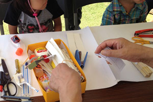クラフトトンボを作る子ども